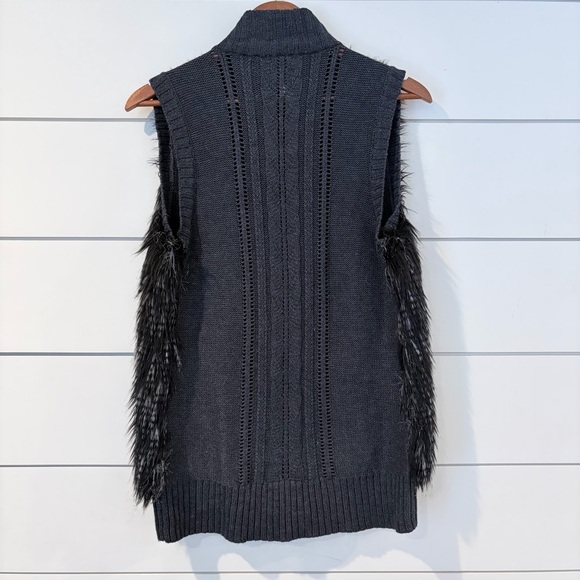 Romeo & Juliet Couture Gray Faux Fur Knit Vest Women M Boho Chic - Picture 3 of 8